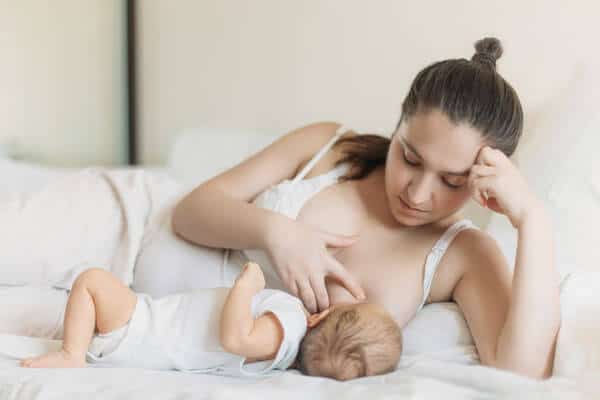 راهنمای تغذیه با شیر مادر برای مادران (جزئیات کامل)